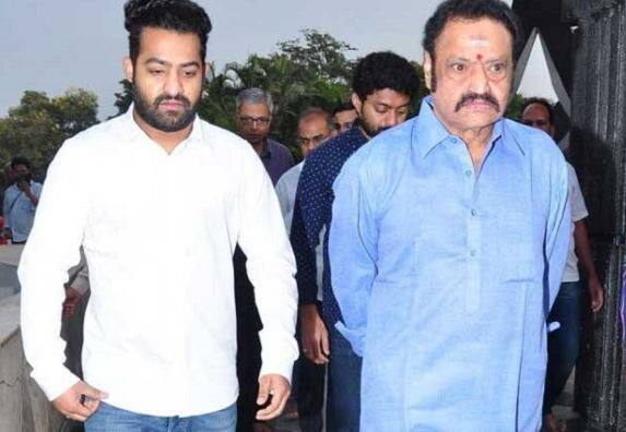 હરિકૃષ્ણા આંધ્રપ્રદેશના સૌથી પ્રભાવશાળી પરિવાર એનટીઆર સાથે સંબંધ ધરાવે છે. વર્તમાન સીએમ ચંદ્રબાબુ નાયડૂ હરિકૃષ્ણાના જીજા છે. હરિકૃષ્ણના પિતા અને દાદા આંધ્રપ્રદેશની રાજનીતિ અને સિનેમામાં ઘણું જાણીતું નામ છે.