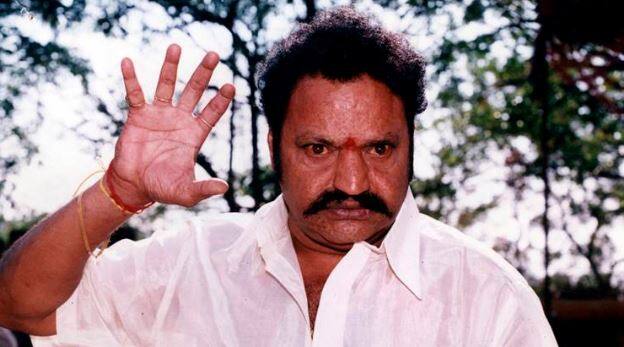 હૈદરાબાદથી નેલ્લોર જઈ રહેલા હરિકૃષ્ણાની કાર આજે સવારે રસ્તામાં નલગોંડા જિલ્લાના અન્નેપર્તિ પાસે દુર્ઘટનાગ્રસ્ત થઈ હતી. દુર્ઘટનામાં ગંભીર રીતે ઘાયલ થયેલા હરિકૃષ્ણાને નાર્કેટપલ્લી કામીનેની હોસ્પિટલમાં દાખલ કરવામાં આવ્યા હતા. જ્યાં સારવાર દરમિયાન તેમનું મોત થયું હતું. ઘટનાની વિસ્તૃત જાણકારી મેળવવામાં આવી રહી છે.