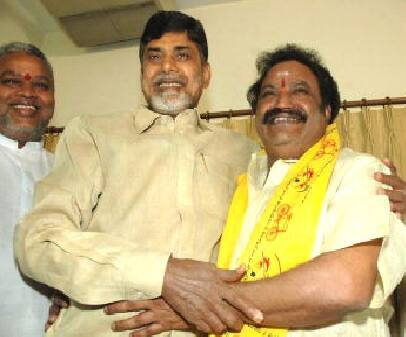 નલગોંડાઃ અભિનેતામાંથી રાજનેતા બનેલા ટીડીપીના પૂર્વ સાંસદ નંદમૂરી હરિકૃષ્ણાનું આજે સવારે ગંભીર અકસ્માતમાં મોત થયું હતું. તેઓ 61 વર્ષના હતા. નંદમૂરી તેલંગાણાના સીએમ ચંદ્રાબાબુ નાયડુના સાળા અને આંધ્રપ્રદેશના પૂર્વ મુખ્યમંત્રી એનટી રામારાવના મોટા પુત્ર હતા.