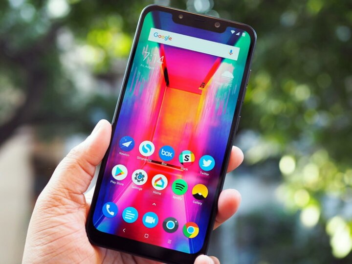 Xiaomi Poco F1ના ફીચર્સઃ 6.18 ઇંચની આઇફોન-એક્સ જેવી નૉચ ડિસ્પ્લે, ગોરિલ્લા ગ્લાસ 3 પ્રોટેક્શન, 6/8 જીબી રેમ વેરિઅન્ટ, 64/128/256 જીબી સ્ટોરેજ વેરિઅન્ટ (256 જીબી સુધી એક્સપાન્ડેબલ), ક્વૉલકોમ સ્નેપડ્રેગન 845 પ્રોસેસર, 12+5 મેગાપિક્સલના ડ્યુઅલ રિઅર કેમેરા, 20 મેગાપિક્સલનો ફ્રન્ટ કેમેરા, 4000 mAhની ક્વીક ચાર્જિંગ સપોર્ટ કરતી બેટરી, ફોન સાથે ફાસ્ટ ચાર્જર પણ મળશે, એન્ડ્રોઇડ ઓરિયો 8.1 સપોર્ટ, ગ્રેફાઇટ બ્લેક, સ્ટીલ બ્લૂ અને આર્મર્ડ વેરિઅન્ટ્સ
