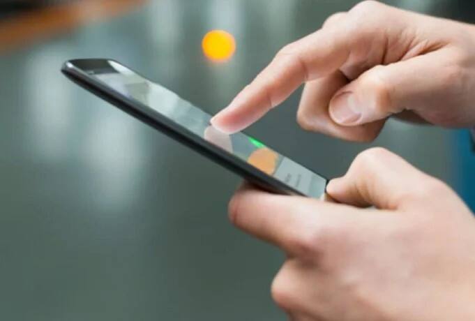 નવી દિલ્હીઃ દેશભરમાં વધતી ચોરીની ઘટનાઓ પર અંકુશ લગાવવાના ઉદેશ્યથી દૂરસંચાર મંત્રાલયની પહેલથી તમે જાતેજ જાણી શકો છો કે, તમારો મોબાઇલ ચોરીનો તો નથી ને. ખાસ કરીને જ્યારે તમે જુનો મોબાઇલ ખરીદ્યો હોય ત્યારે આ ટ્રિક કામની છે.