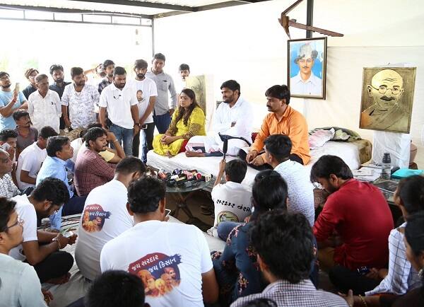 હાર્દિકને મળવા આવેલા સંજીવ ભટ્ટ અને ધોળકાના ધારાસભ્ય રાજેશભાઈ ગોહિલની કારને પોલીસે હાર્દિકના ઘર બહાર જ અટકાવી દીધી હતી. કારની તપાસ બાદ બંનેને ગાડી સાથે હાર્દિકની મુલાકાત માટે જવા દેવામાં આવ્યા હતા.