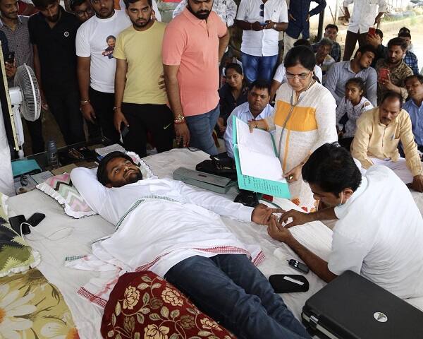 પૂર્વ આઈપીએસ અધિકારી સંજીવ ભટ્ટે હાર્દિક પટેલ સાથે મુલાકાત કરી હતી. સંજીવ ભટ્ટે જણાવ્યું હતું કે, હું વ્યક્તિગત મુલાકાત લેવા માટે અહીં આવ્યો છું. હાર્દિકના મુદ્દા યુવાનો અને લોકોને સીધા જ સ્પર્શે છે. હાર્દિક લોકોનો અવાજ સરકારને પહોંચાડવાનું કામ કરે છે. આઝાદીના આટલા વર્ષો બાદ પણ અનામતની સ્થિતિ અંગે ચર્ચા થવી જોઈએ.