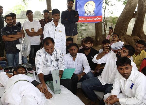 કલમ 144નો ઉપયોગ કાયદો અને વ્યવસ્થા જાળવવા માટે કરવામાં આવે છે. પરંતુ અહીં તો લોકોને હાર્દિકને મળવા માટે આવતા રોકવા માટે તેનો ઉપયોગ કરવામાં આવે છે. કાયદાનું ખોટું અર્થઘટન કરવામાં આવી રહ્યું છે. પ્રજા અહીં પહોંચી ન શકે તે માટે કલમ 144 લાગુ કરી દેવામાં આવી છે. અધિકારીઓ પોતાની સૂઝબૂઝથી કામ કરી રહ્યા નથી તેઓ સરકારની દોરવણી હેઠળ કામ કરે છે.