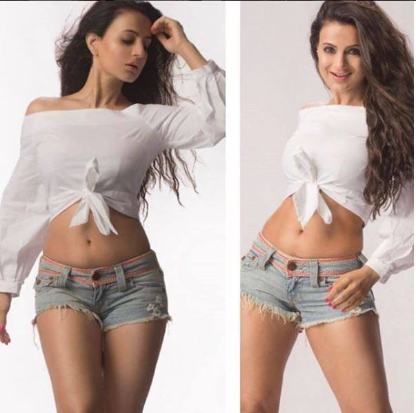  મુંબઈ: કહો ના પ્યાર હૈ અને ગદર જેવી સુપર હિટ ફિલ્મમાં કામ કરી ચૂકેલી અભિનેત્રી અમિષા પટેલે હોટ ફોટો શૂટ કરાવ્યું છે. 