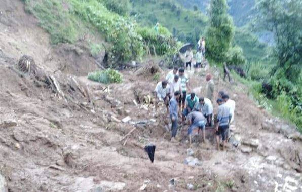  એક ઈજાગ્રસ્ત બાળકીને બાહર કાઢવામાં આવી છે જ્યારે અન્ય ત્રણ લોકો હજુ પણ માટીમાં ફસાયા છે. એસડીઆરએફ અને ક્યૂઆરટી ટીમ બચાવ કાર્યમાં લાગી છે. 