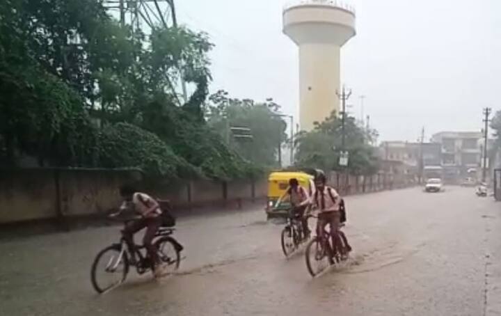 રાજ્યભરમાં ક્યાંક તડકો છે તો ક્યાંક વાદળછાયું વાતાવરણ છે. મહેસાણા, પાટણ, જેતપુર, મહિસાગર, પંચમહાલ સહિતના જિલ્લાઓમાં વરસાદ પડ્યો છે. પાટણના સિદ્ધપુર અને રાધનપુરમાં દોઢ ઈંચ વરસાદ પડ્યો છે. 