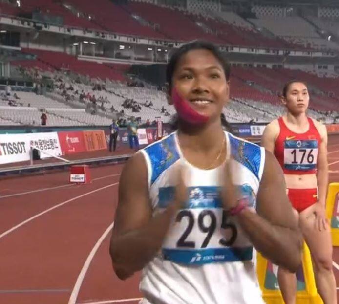  ભારતની મહિલા રનર દુતી ચંદને 18મી એશિયન ગેમ્સના 11માં દિવસે 200 મીટર સ્પર્ધામાં સિલ્વર મેડલ મળ્યો છે. દુતીએ ફાઇનલમાં 23.30 સેકન્ડનો સમય લેતા બીજું સ્થાન હાસિલ કર્યું છે. આ ગેમ્સમાં દુતીનો આ બીજો સિલ્વર મેડલ છે. આ પહેલા તેણે 100 મીટર સ્પર્ધામાં પણ સિલ્વર મેડલ જીત્યો હતો.