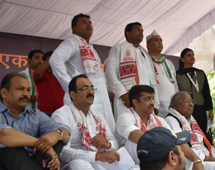 નવી દિલ્હીઃ રાફેલ વિમાન સોદામાં ગડબડીના આરોપને લઈ યુથ કોંગ્રેસે આજે સવારે 11 કલાકે વડાપ્રધાન નિવાસસ્થાનનો ઘેરાવ કર્યો હતો. બુધવારે નાણામંત્રી અરૂણ જેટલીએ આ મુદ્દે કોંગ્રેસ અધ્યક્ષ રાહુલ ગાંધી પર પ્રહાર કરતાં કહ્યું હતું કે, રાહુલ ગાંધી દરેક રેલીમાં અલગ અલગ આંકડા આપે છે. રાફેલ ડીલમાં ફ્રાન્સની કંપની તરફથી કોન્ટ્રાક્ટ મેળવાર ઉદ્યોગપતિ અનિલ અંબાણીએ આ દરમિયાન કહ્યું છે કે, સત્યની જીત થશે.