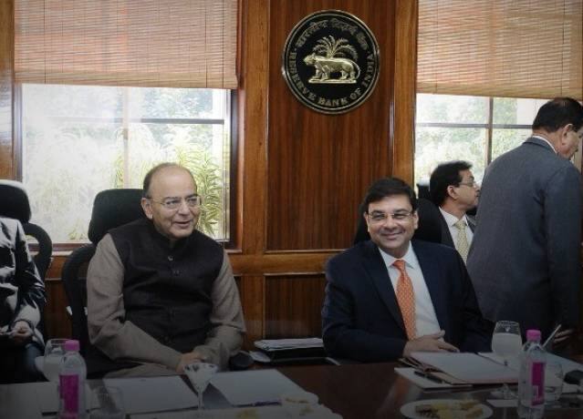  સરકાર બેન્કિંગ સિસ્ટમને વધુ મજબૂત બનાવવા સતત પગલાં ઉઠાવી રહી છે. દેશમાં કુલ ડુબેલા દેવામાંથી લગભગ 90 ટકા સરકારી બેન્કોનું છે. આરબીઆઈની દેખરેમાં 21માંથી 11 સરકારી બેન્ક છે જેના ઉપર નવી લોન આપવા પર રોક લગાવેલી છે.