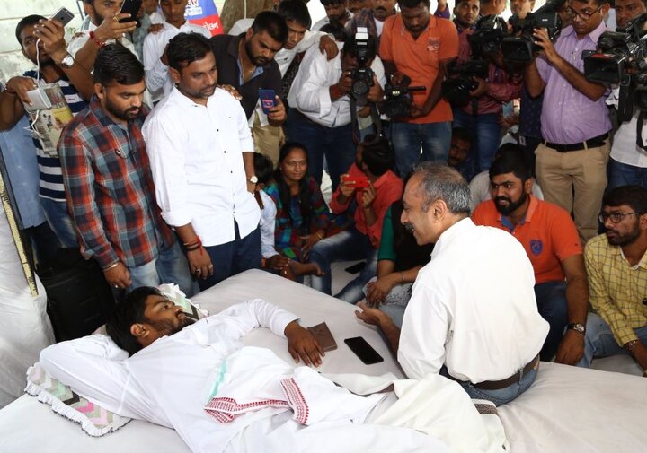 અમદાવાદઃ પાટીદાર અનામત આંદોલન સમિતિ (પાસ)ના કન્વિનર હાર્દિક પટેલના આમરણાંત ઉપવાસનો આજે છઠ્ઠો દિવસ છે. ઉપવાસના કારણે હાર્દિકની તબિયત લથડી છે અને હાર્દિક શારીરિક રીતે અશક્ત થયો છે. આજથી તેણે પાણી નહીં લેવાની જાહેરાત કરી છે. બુધવારે રાતે ફેસબુક લાઇવ દ્વારા તેણે આશરે 20 મિનિટ જેટલું સંબોધન કરીને આ જાહેરાત કરી હતી.