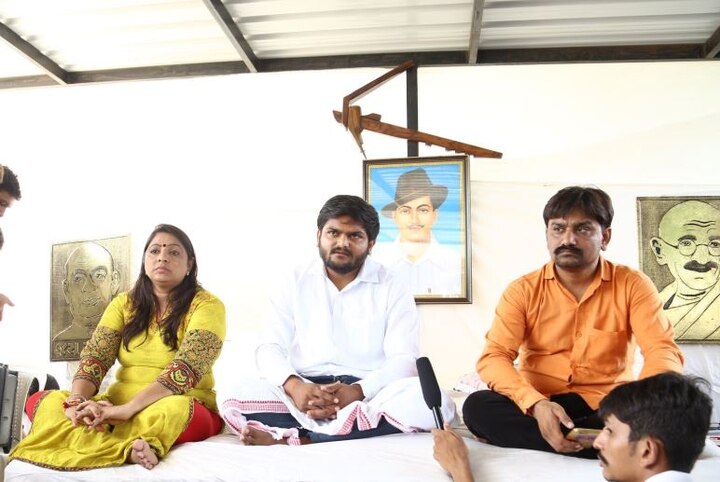 ઉપવાસના પાંચમા દિવસે હાર્દિક ઊઠીને ચાલી પણ શકતો નથી અને માંડ માંડ બોલી શકતો હતો. હાર્દિક પટેલે ગઈકાલે સવારે ઉઠીને ચાલવા પ્રયત્ન કર્યો હતો પણ લથડી ગયો હતો. હાર્દિક પટેલે 25 ઓગસ્ટથી બપોરે 3 વાગ્યાથી ઉપવાસ શરૂ કર્યા છે અને ડોક્ટરે તેને પ્રવાહી ખોરાક લેવાની સલાહ આપી છે. જો કે હાર્દિક કશું લેતો નથી તેથી તેની તબિયત લથડવાની શરૂઆત થઈ છે. આ સંજોગોમાં તેણે આજે પાણી પણ નહીં લેવાની જાહેરાત કરી હોવાથી તબિયત વધારે ખરાબ થઈ શકે છે.