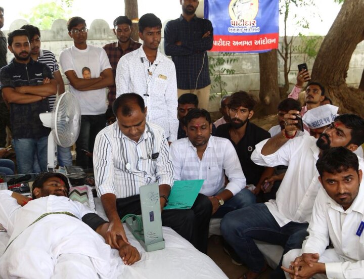 હાર્દિક પટેલ સામે રાજદ્રોહના કેસમાં આજે સેશન્સ કોર્ટમાં ચાર્જફ્રેમ થશે. આ માટે આજે હાર્દિક પટેલે કોર્ટમાં હાજર રહેવું પડશે. જો હાર્દિક પટેલ કોર્ટમાં હાજર નહીં રહે તો તેની સામે ધરપકડ વોરંટ પણ નીકળી શકે છે.