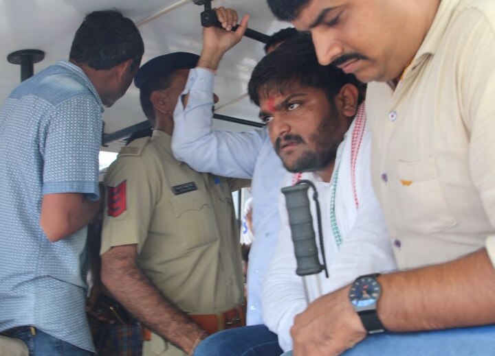 જે બાદ સરકારી વકીલે તેમની દલીલમાં કહ્યું કે, જાણી જોઈને કોર્ટની ગરીમાને ડોળવાનો પ્રયાસ કરવામાં આવી રહ્યો છે. આરોપીઓએ કરગરવું પડે તેવી સ્થિતિ પ્રથમ વખત જોઈ છે. જ્યારે ચિરાગ અને દિનેશે કોર્ટમાં અરજી કરી તેમના વકીલ હાજર ન હોવાથી મુદત વધારવા રજૂઆત કરી હતી.