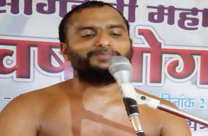 સીકર જિલ્લા મુખ્યાલયમાં ચાતુર્માસ કરી રહેલા જૈન મુનિ વિશ્રાંત સાગરે જણાવ્યું હતું કે, આજના સમયમાં છોકરીઓએ ખૂબ સંભાળીને ચાલવાની જરૂર છે. છોકરીઓએ તેમના પિયર પક્ષ અને સાસરી પક્ષ બંનેની ઇજ્જત બચાવીને રાખવાની છે.