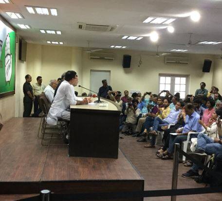 રાહુલ ગાંધીએ કહ્યું, નોટબંધી એક કૌભાંડ છે. કાળાનાણાને સફેદ કરવા માટે નોટબંધી કરવામાં આવી હતી. તેમણે ભાજપ અધ્યક્ષ અમિત શાહ પર આરોપ લગાવતા કહ્યું, જે બેંકમાં અમિત શાહ ડાયરેક્ટર હતા, તેમાં 700 કરોડ રૂપિયા બદલવામાં આવ્યા. તેનો જવાબ પણ આપવો જોઈએ.