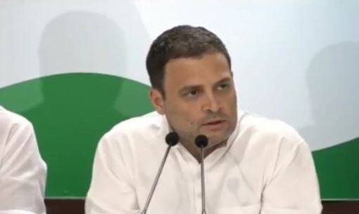 રાફેલ ડીલને લઈને પણ કૉંગ્રેસ અધ્યક્ષ રાહુલ ગાંધીએ મોદી સરકાર પર નિશાન સાધ્યું હતું. તેમણે કહ્યું, રાફેલ ડીલ પણ ઉદ્યોગપતિઓને ફાયદો પહોંચાડવા માટે કરવામાં આવી છે. રાફેલ ડીલની તપાસ જેપીસી પાસે કેમ નથી કરાવવામાં આવતી. 