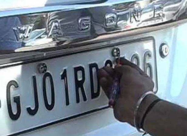  વાહન વ્યવહાર કમિશનર દ્વારા HSRP નંબર પ્લેટ ફીટ કરાવવા માટે વાહન ડીલરો પાસે પણ આ વ્યવસ્થા ઉભી કરવામાં આવી છે. આરટીઓ કચેરી ઉપરાંત નજીકના કોઇપણ વાહન ડીલરને ત્યાં રાજ્ય સરકારે અધિકૃત કરેલ સર્વિસચાર્જથી અધિકૃત HSRP નંબર પ્લેટ ફીટ કરાવી શકાય છે.