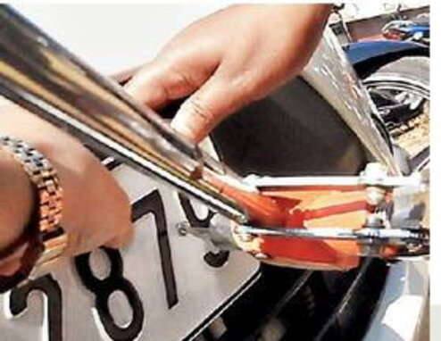 રાજ્યમાં ઘણા વાહનો છે જેમાં HSRP નંબર પ્લેટ નથી લાગેલી. નંબર પ્લેટ લગાવવાની મુદ્દતમાં સતત વધારો કરવામાં આવી રહ્યો છે. રાજ્યમાં 2.39 કરોડ કરતા પણ વધુ વાહનો નોંધાયા છે ત્યારે HSRP નંબર લગાવવા માટે સરકારે 700થી વધુ એજન્સીઓને આ કામ સોંપ્યું છે.