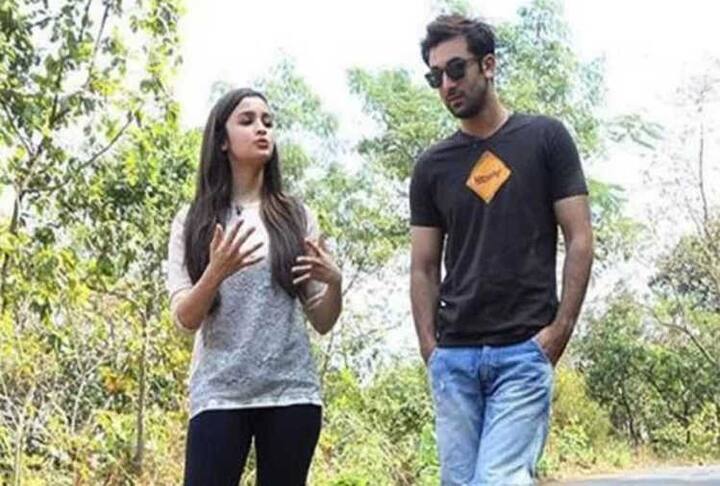 મીડિયા રિપોર્ટસનુ માનીએ તો ફિલ્મ 'બ્રહ્માસ્ત્ર'ના શૂટિંગ બાદ આલિયા અને રણબીરના પેરેન્ટ્સ મળશે અને અહીં બન્નેના સંબંધોની વાત થશે. આનાથી લાગી રહ્યું છે કે આ બન્ને સેલેબ્સ પોતાના રિલેશનને નેક્સ્ટ લેવલ પર લઇ જવા ઇચ્છે છે. જો બન્ને લગ્ન કરે છે તો બૉલીવુડમાં આ પૉપ્યૂલર જોડી બનશે.