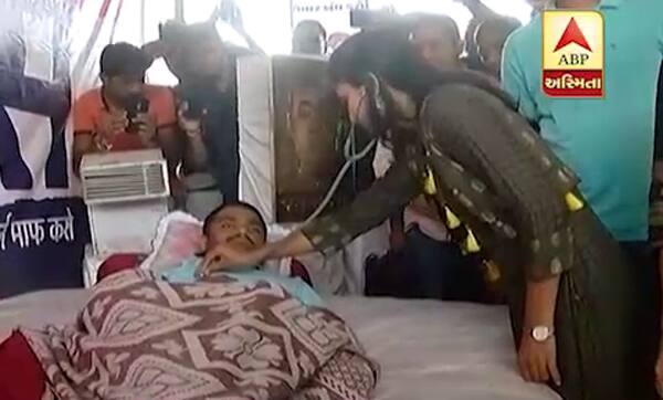 બીજી તરફ સરકાર તરફથી રજૂઆત કરવામાં આવી હતી કે, કોઈને રોક્યા નથી, પૂછપરછ કરાય છે. ગુજરાતની શાંતિ ડહોળાઈ એવી ઘટનાઓ ફરી ન બને એટલે પોલીસ ફોર્સ ડેપ્લોય કરી છે. એકવાર રાજ્યની શાંતિ ડહોળવાઈ છે. ફરી લોકો હેરાન થાય એવુ ફરી નથી ઈચ્છતા. કોઈને રેસ્ટ્રેન નથી કરતાં. હાર્દિકને હોસ્પિટલાઈઝ કરવાની જરૂર છે. કોર્ટે સરકારને કહ્યું કે, મૌખિક રજુઆતો કરવાને બદલે તમામ વાતો સોગંદનામા પર મુકો. હવે આ અરજી પર ચાર સપ્ટેમ્બરે સુનાવણી થશે.