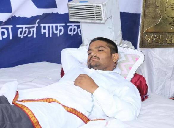  હાર્દિક પટેલને સમર્થન આપવા માટે અર્જુન મોઢવાડીયા, ધારાસભ્ય શૈલેષ પરમાર, કનુ કલસરીયા અને ધારાસભ્ય હિંમતસિંહ પટેલ પણ આવી પહોંચ્યા હતા.