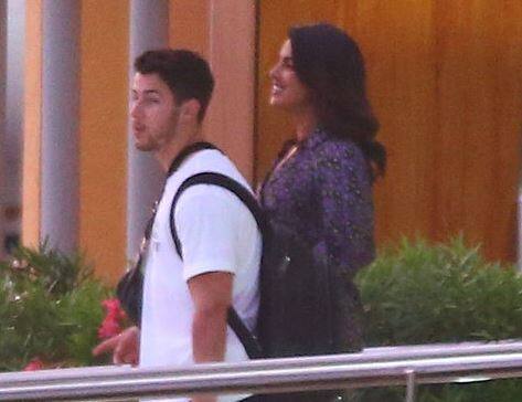  પ્રિયંકા-નિક વર્ષનાં અંત સુધીમાં લગ્ન કરી શકે છે. આ લવ બર્ડ્સ હાલમાં મેક્સિકોનાં રસ્તા પર હાથમાં હાથ નાંખીને ચાલતી ચાલતા નજર આવ્યાં હતાં.