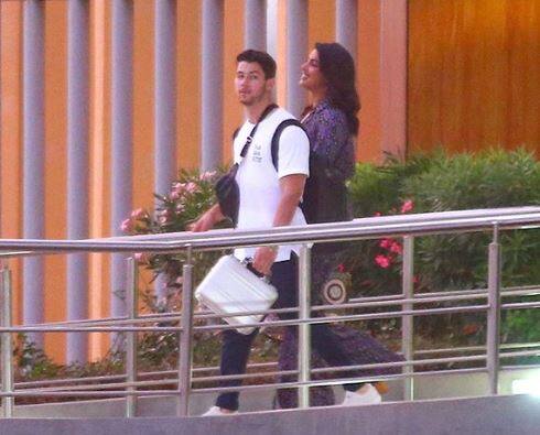 પ્રિયંકા-નિકની તસવીરો હાલમાં સોશિયલ મીડિયા પર વાયરલ થઇ રહી છે.