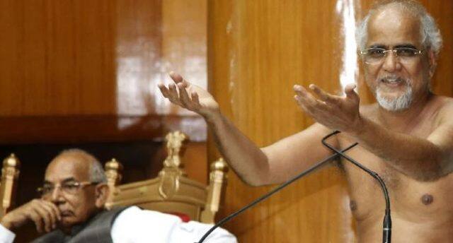  તેમનો જન્મ મધ્ય પ્રદેશના દમોહમાં થયો હતો અને છત્તીસગઢમાં તેમને દીક્ષા લીધી હતી. ખાનગી હોસ્પિટલના ડોક્ટોરએ જણાવ્યું છે કે 20 દિવસ પહેલા કમળાની અસર જોવા મળતા તેમને હોસ્પિટલમાં દાખલ કરવામાં આવ્યા હતા. 