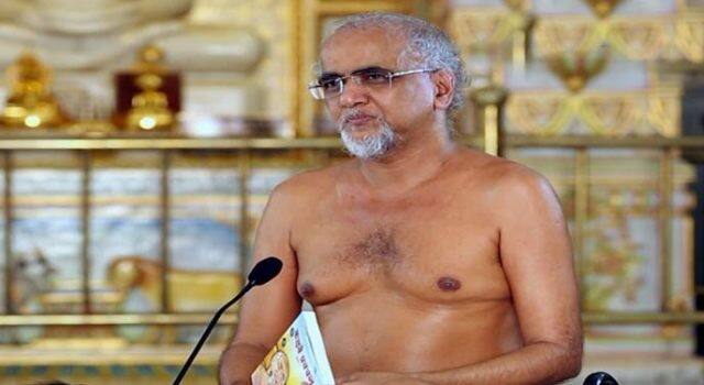 ઉલ્લેખનીય છે કે તરૂણ સાગરનું નામ પવન કુમાર જૈન છે. તેમનો જન્મ 26 જૂન 1967ના રોજ મધ્યપ્રદેશના દામોહ જિલ્લામાં ગુહજી ગામમાં થયો હતો. તેમની માતાનું નામ શાંતિબાઇ અને પિતાનું નામ પ્રતાપ ચંદ્ર હતું. તેમણે 8 માર્ચ 1981ના રોજ ઘર સંસારનો ત્યાગ કરી સંન્યાસ ધારણ કર્યો હતો. 