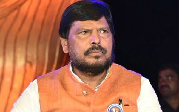 સુરતની મુલાકાતે આવેલા મોદી સરકારના કેન્દ્રીય મંત્રી રામદાસ આઠવલેએ હાર્દિક પટેલને કહ્યું હતું કે, જો પાટીદાર સમાજને આરક્ષણ જોઈતું હોય તો કોંગ્રેસ સાથે રહીને ક્યારેય પણ નહીં મળી શકે, પાટીદાર સમાજ સરકાર સાથે આવી જશે તો કંઈક રસ્તો નીકળશે, જો હાર્દિક સરકાર સાથે આવે તો હું મધ્યસ્થી બનવા તૈયાર છું.