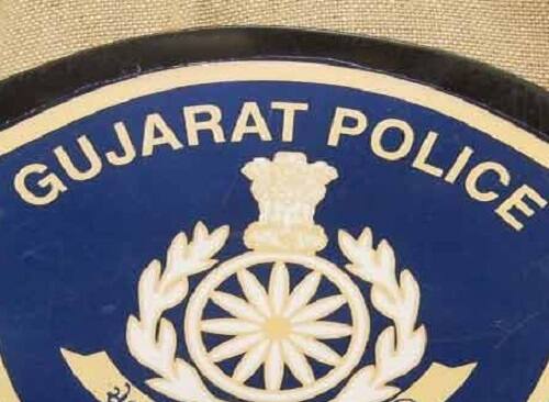 કારની ટક્કર એટલી જોરદાર હતી કે રિક્ષા પલટી ખાઈ ગઇ હતી. જેના કારણે તેમાં બેસેલી ત્રણ મહિલા ઘાયલ થઇ ગઈ હતી. જેઓને સારવારમાં ખસેડાઈ હતી.