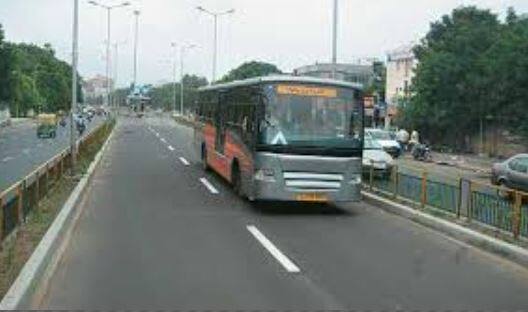 AMCએ જાહેરાત કરી હતી કે, મુસાફરોને 1 સપ્ટેમ્બરથી એક મહિના માટે જનમિત્ર કાર્ડ મફત મળશે. આમ એક મહિના સુધી કાર્ડનો કોઈપણ ચાર્જ લેવામાં આવશે નહીં. અત્યાર સુધી વ્યક્તિના નામ સાથેના કાર્ડની કિંમત રૂ.75 અને નામ વગરના કાર્ડની કિંમત રૂ.50 હતી, જે હવેથી એક મહિના માટે લેવામાં આવશે નહીં. મ્યૂનિસિપલ કમિશનર વિજય નેહરાએ જણાવ્યું હતું કે જો વધુમાં વધુ લોકો આ રીતે જનમિત્ર કાર્ડ વાપરતા થશે તો બીઆરટીએસમાં તેને ફરજિયાત કરવાની જરૂર જ રહેશે નહીં.