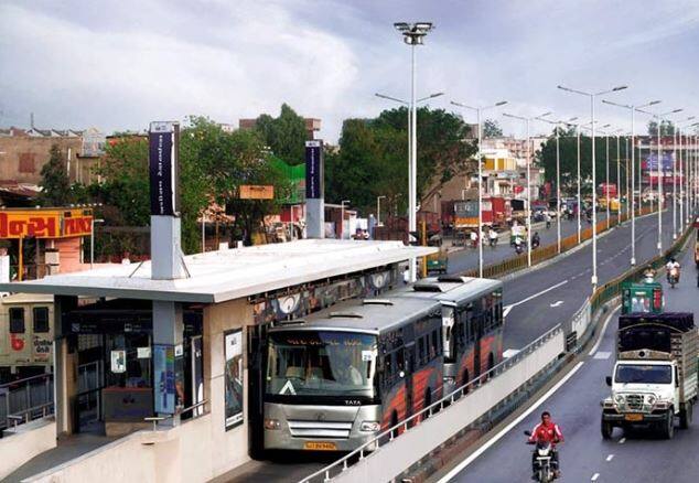 હવેથી જનમિત્ર કાર્ડ અને રોકડા બંને દ્વારા પ્રવાસ કરી શકાશે. જો મુસાફરો જનમિત્ર કાર્ડનો ઉપયોગ કરશે તો તેમને 10 ટકા ડિસ્કાઉન્ટ આપવામાં આવશે અને સ્કૂલ-કોલેજના વિદ્યાર્થીઓને 40 ટકા ડિસ્કાઉન્ટ આપવામાં આવશે.