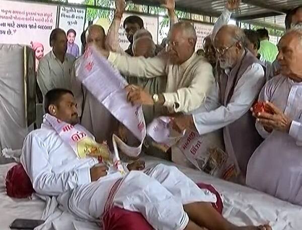 અત્યાર સુધી કોઈ નક્કર નિર્ણય થયો નથી. સમાજના આગેવાનો મધ્યસ્થીનો પ્રયાસ કરે છે. ઝઘડો આંદોલનકારી અને સરકાર વચ્ચે છે. પાણીનો ત્યાગ કર્યો હતો એટલે તેને પાણી પીવડવા આવ્યા હતા. આનો સુખદ ઉકેલ આવે તેવો સંસ્થાનો ઉદ્દેશ છે.