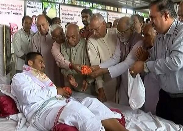 પાસ કન્વીનર હાર્દિક પટેલના આમરણાંત ઉપવાસનો આજે 8મો દિવસ છે. હાર્દિકનું વજન સતત ઘટી રહ્યું છે અને સ્વાસ્થ્ય પણ કથળી રહ્યું છે. બે દિવસ જળ ત્યાગ કર્યા બાદ હાર્દિકે આજે સવારે એસ.પી.સ્વામીના હાથે પાણી પીધું હતું. જોકે હાર્દિકે પાણી ભલે પીધું પણ તે અન્ન લેશે નહીં અને ઉપવાસ ચાલુ રાખશે.