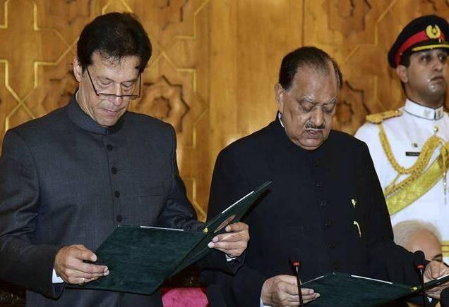 રોકડની તંગીનો સામનો કરી રહેલી સરકારે તેના ખર્ચ ઘટાડવાના કરેલા વાયદા અંતર્ગત આ નિર્ણય લીધો છે. ઈમરાન ખાને 18 ઓગસ્ટના રોજ પદભાર સંભાળ્યા બાદ તેઓ સૈન્ય સચિવના ત્રણ રૂમવાળા ઘરમાં બે નોકરો સાથે રહે છે. ઇમરાને જાહેરાત કરી હતી કે તેઓ વિશાળ પ્રધાનમંત્રી આવાસમાં નહીં રહે. અહીં 524 કર્મચારીનો સ્ટાફ અને 80 ગાડીઓનો કાફલો છે.