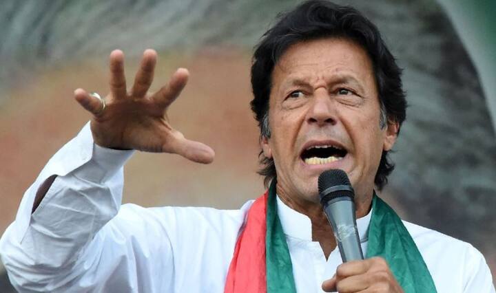 ઈસ્લામાબાદઃ પાકિસ્તાન સરકારે વડાપ્રધાન નિવાસમાં જરૂરિયાતથી વધારે લક્ઝરી કારના વેચાણનો ફેંસલો કર્યો છે. શનિવારે આવેલા અહેવાલ મુજબ નવી સરકારએ ખર્ચ ઘટાડવાના અભિયાન અંતર્ગત આ નિર્ણય કર્યો છે. આ માટે મોંઘીદાટ ગાડીઓનું લિસ્ટ તૈયાર કરવામાં આવ્યું છે. 17 સપ્ટેમ્બરે તેની હરાજી કરવામાં આવશે.