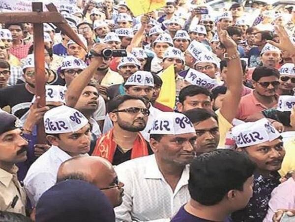 ગઢોડાથી નિકળનારી આ પદયાત્રામાં જોડાનાર લોકો માથે ટોપી પણ પહેરશે તથા આ પદયાત્રામાંમાં ઉમા તથા ખોડલનો રથ પણ સાથે રાખવામા આવશે. જોકે આ અંગે પદયાત્રાના આયોજકોએ પદયાત્રા કાઢવા માટે વહીવટી તંત્ર પાસે મંજુરી લીધી નથી તેથી પોલીસ અને વહીવટી તંત્ર આ બાબતે કેવી રૂખ અપનાવે છે તે જોવાનુ રહ્યું.