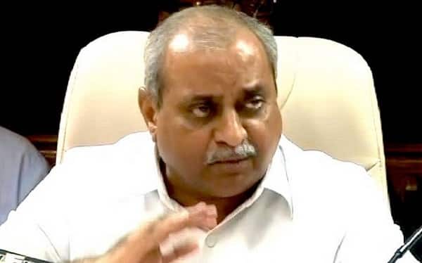 નીતિન પટેલ જાપાનમાં બુલેટ ટ્રેનની મુસાફરી પણ કરશે. ગુજરાતમાં મેટ્રો રેલ સહિતના મહત્વના પ્રોજેક્ટમાં આર્થિક સહયોગ કરનાર જાપાનની સંસ્થાઓ જાઈકા અને જેટ્રોની જાપાન સ્થિત કચેરીઓની મુલાકાત લઈને તેના સંચાલક મંડળ સાથે બેઠક યોજશે.