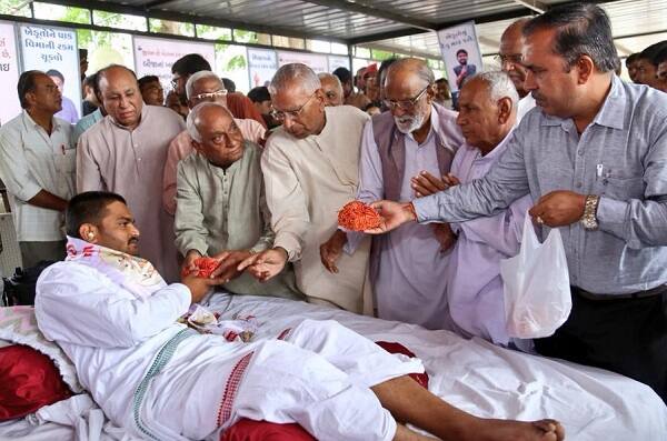 હાર્દિકના ખબર અંતર પુછીને લાલજી પટેલે મીડિયાને જણાવ્યું હતું કે, જો પાટીદારોને એવોઈડ કરવામાં આવશે તો 2019માં સરકારને તેનું પરિણામ ભોગવવું પડશે. સાથે જ ઉપવાસ આંદોલન મજબૂત કરવા માટે પણ તેમણે હાર્દિક પટેલ સાથે ચર્ચા કરી હતી.
