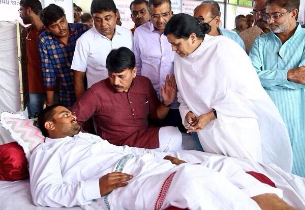 ઉલ્લેખનીય છે કે, આ પહેલા ઊંઝા ઉમિયા ધામના પ્રમુખે પણ હાર્દિકની મુલાકાત લઈને સરકાર સાથે આ મામલે ચર્ચા અને સમાધાન કરવાની વાત કહી હતી. વધુમાં સવારે કોંગ્રેસ પ્રદેશ અધ્યક્ષ અમિત ચાવડાએ પણ હાર્દિક પટેલને મળીને પોતાનું સમર્થન આપ્યું હતું. 