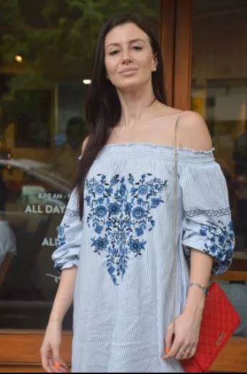  તેની વચ્ચે જોર્જિયા એન્ડ્રિયાની શનિવારે સાંજે મુંબઈની અંધેરીમાં સ્પોટ થઈ હતી. તે દરમિયાન તેની સાથે અરબાઝ ખાન પણ નજર આવ્યો હતો. જોર્જિયા ઓફ શોલ્ડર વન પીસ ડ્રેસમાં ખૂબસૂરત અંદાજમાં જોવા મળી હતી. 