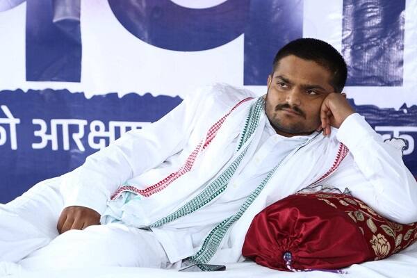 હાર્દિક પટેલના ઉપવાસને લઈને સમગ્ર ગુજરાત સહિત દેશમાંથી પણ લોકો આવી રહ્યા છે. જ્યારે હાર્દિકના સમર્થનમાં આજે દેશભરમાંથી લોકો આવશે એવો હાર્દિકના સાથીઓ આશાવાદ રાખી રહ્યા છે.