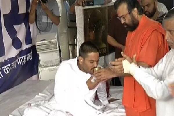 ઉલ્લેખનીય છે કે બે દિવસના જળત્યાગ બાદ હાર્દિક પટેલે શનિવારે એસપી સ્વામીના હાથે જળગ્રહણ કરીને ઉપવાસ ચાલુ રાખ્યા હતા. હાર્દિકનાં હેલ્થ બુલેટિનમાં તેની સ્થિતિ ખૂબ નાજૂક હોવાનું સામે આવ્યું છે. 