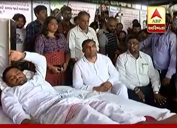 ઉમીયાધામના આગેવાનો પણ હાર્દિકને મળવા માટે પહોંચતાં પાટીદાર સમાજ હાર્દિકના આંદોલનને ટેકો આપી રહ્યો હોવાનું લાગી રહ્યુ છે. અત્યાર સુધી ભાજપ સરકાર હારિદિકના ઉપવાસને અવગણતી હતી પણ હવે હાર્દિકના આંદોલનને લઈને પ્રતિક્રિયા આપવી પડે તેવી સ્થિતિ સર્જાઈ રહી છે.