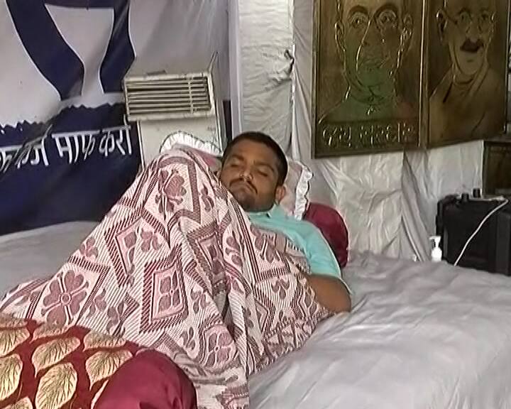 વધુમાં પનારાએ કહ્યું કે, હાર્દિકે લખેલા પુસ્તકમાંથી મળતી રોયલ્ટીની રકમ કોને ફાળવવી તેનો પણ તેણે ઉલ્લેખ કર્યો છે. આ બુકની રોયલ્ટીની રકમ માતા-પિતા , બહેન અને 14 શહીદ પાટીદારોને આપવાની જાહેરાત કરાઇ હતી. તે સિવાય જો ઉપવાસ દરમિયાન દેહત્યાગ કરે તો નેત્રદાન પણ કરવાની હાર્દિકે ઇચ્છા વ્યક્ત કરી હતી. 