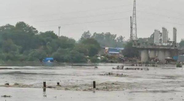 ડોલીએ પોલીસને કહ્યું કે, આશરે બે વર્ષ પહેલા તે ગ્રેટર નોઇડામાં જોબ માટે ગઈ હતી. જ્યાં તેની મુલાકાત મોહિત માલવી સાથે થઈ હતી. તે એક કંપનીમાં મેનપાવર પૂરો પાડતો હતો. માવીએ તેને 10,000 રૂપિયાની નોકરીની ઓફ કરી હતી. જે બાદ તેણે માવી સાથે રહેવાનું શરૂ કર્યું અને શારિરિક સંબંધ પણ બાંધ્યા. માવી ડોલી સાથે મેરેજ કરવા માંગતો હતો. જેના કારણે તેને બ્લેકમેઇલ કરવા માંડ્યો અને તેના ન્યૂડ ફોટા ફરતા કરી દેવાની ધમકી આપવા લાગ્યો.