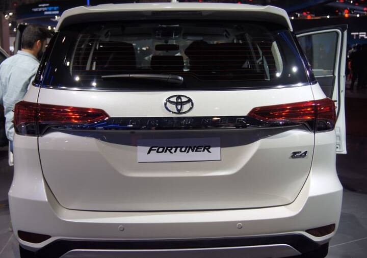 ટોયોટા ફોર્ચ્યુનરની કિંમત 26.69 લાખ રૂપિયાથી વધીને 27.27 લાખ રૂપિયા પર પહોંચી ગઈ છે. આ તમામ કિંમત એક્સ શો રૂમ દિલ્હીની છે.