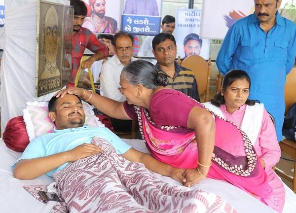 અમદાવાદ: પાટીદાર નેતા હાર્દિક પટેલ પાટીદાર અનામત અને ખેડૂતોના દેવા માફીને લઈને નવ દિવસથી આમરણાંત ઉપર છે. જ્યારે ઉપવાસનો આજે 10મો દિવસ છે. હાર્દિકે પટેલે પોલીસની કામગીરી સામે સવાલો ઉઠાવતા તેણે જણાવ્યું હતું કે, જ્યાં સુધી પોલીસ દ્વારા ગ્રીનવુડ રિસોર્ટના ગેટની બહાર લાઠીચાર્જ અને ગાડી ડિટેન કરવાનું બંધ કરવામાં નહીં આવે ત્યાં સુધી મેડિકલ ટેસ્ટ નહીં કરાવે. 